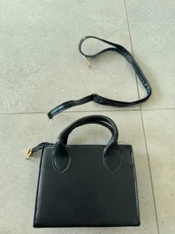 Sac à main et bandoulière noir, très bon état 19x15cm