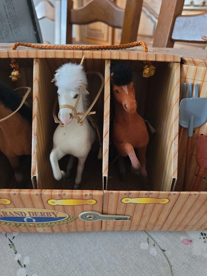 Coffret vintage Grand Derby – Écurie + 4 chevaux + accessoires – Années 80 - photo numéro 4