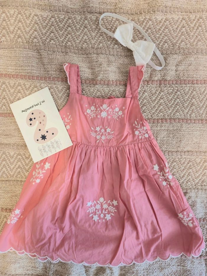 Robe rose avec broderies blanches et bandeau Sergent Major 2 ans