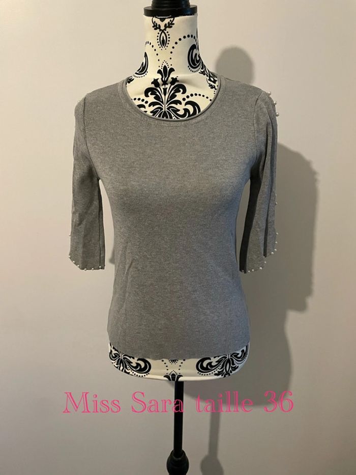 T-shirt manche courte ouverte extensible gris clair perles blanc col rond Miss Sara taille 36