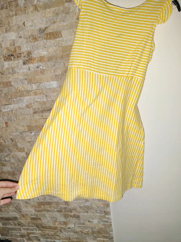 Robe d'été jaune et blanche - photo numéro 3