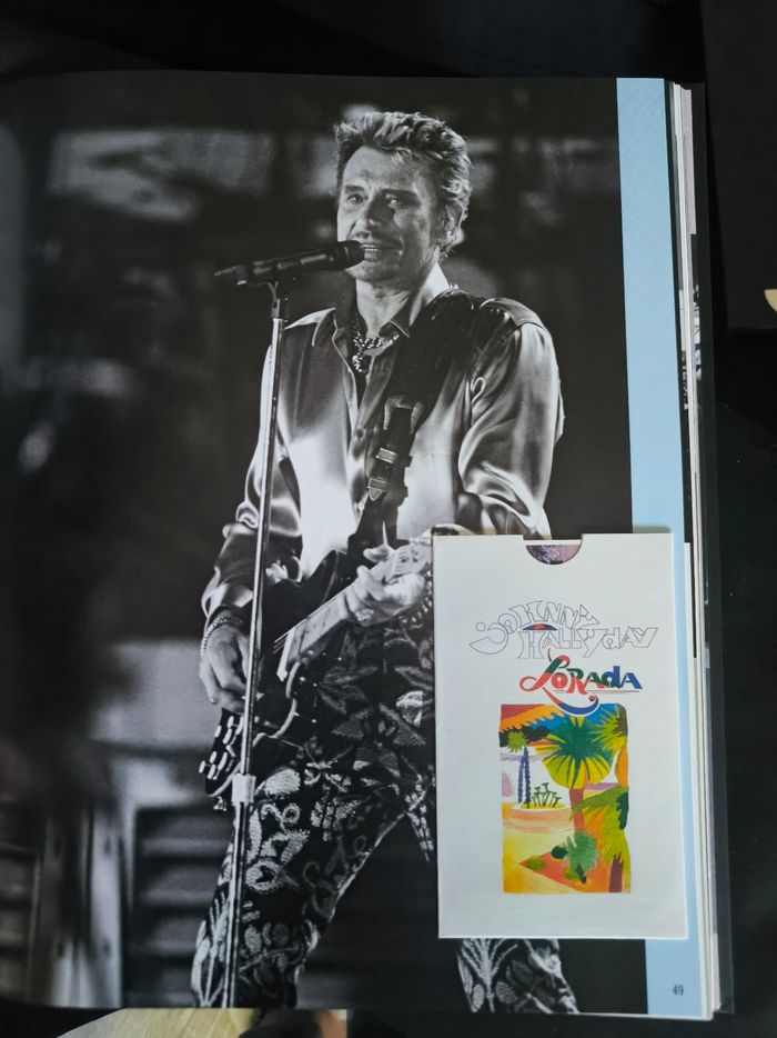 Livre collector coffret Johnny Hallyday avec photos inédites et goodies neuf - photo numéro 6