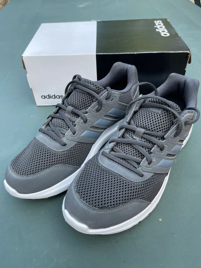 Baskets gris carbone Adidas Duramo Lite
