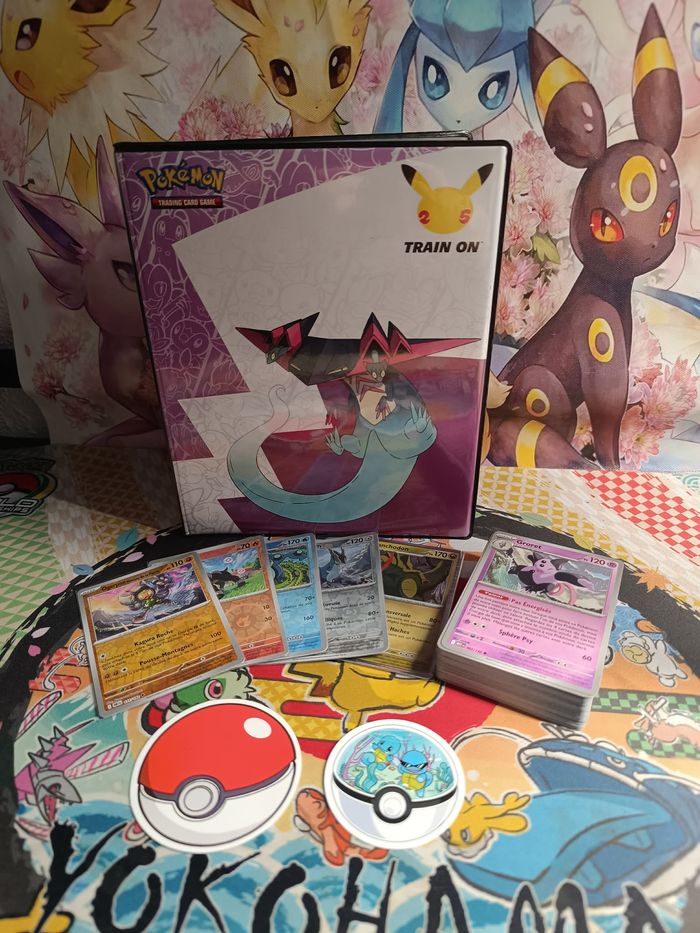 ✨ Classeur Pokémon Officiel + Lot de 50 Cartes Pokémon dont 5 Brillantes
