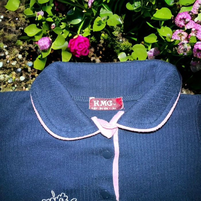 Haut marine fleurs KMG 2 ans TBE (2€) - photo numéro 3