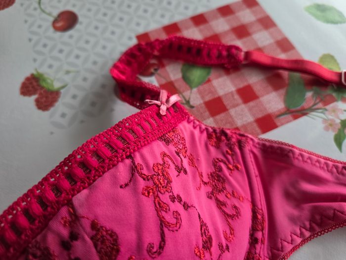 SOUTIEN-GORGE ROSE FUSHIA MOTIFS DESSUS TAILLE 75C MARQUE WELL - photo numéro 3