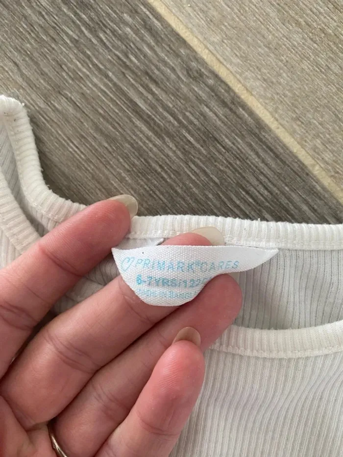 TEE shirt fille primark blanc cassé côtelé T 6/7 ans - photo numéro 2