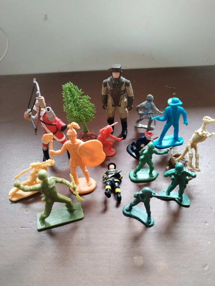 Lot figurines enfants