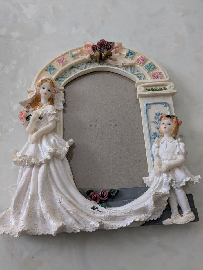 Magnifique cadre photo de la mariée et sa fille d'honneur.