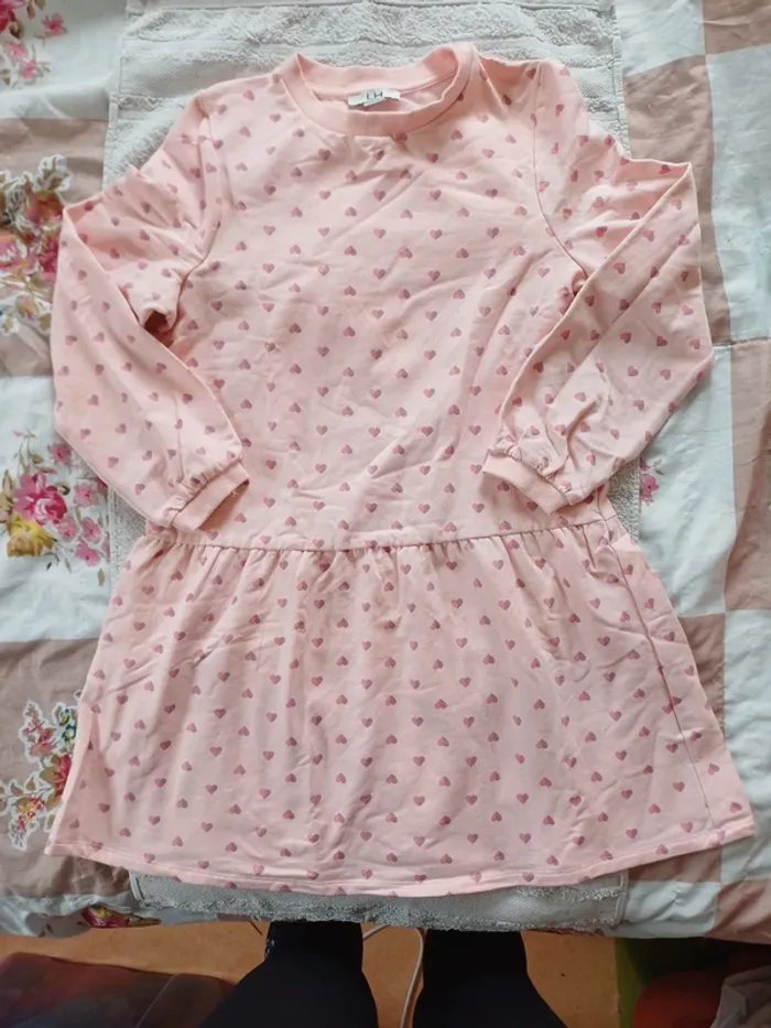 Robe molletonnée rose à petits cœurs