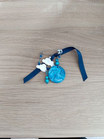 Broche bleue