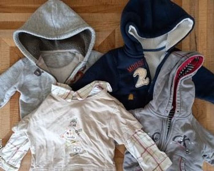 Un carton de vêtements pour garçon en taille 9 mois - photo numéro 2