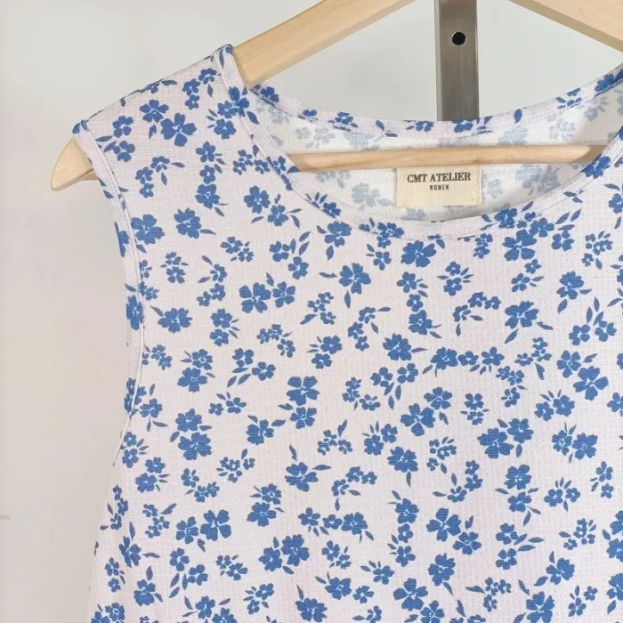 Top sans manches fleuri bleu et blanc à basque CMT Atelier taille M léger été A525 - photo numéro 4