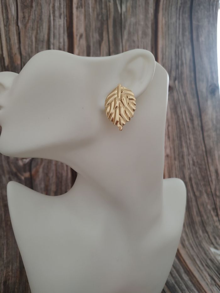 Boucles d’oreilles dorées en forme de feuille en acier inoxydable - photo numéro 2