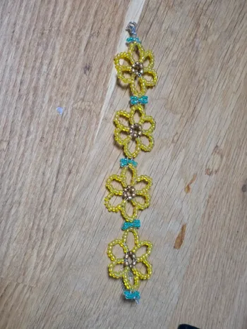 bracelet en perle fleur jaune et dorée