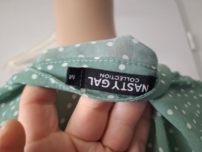 Robe taille 38 en tres bon étaRobe taille 38 en tres bon état
Longueur 90 cm
Largeur aisselle à aisselle 49 cm
Élastique au niveau de la taille
Avec doublure sauf les manches - photo numéro 5