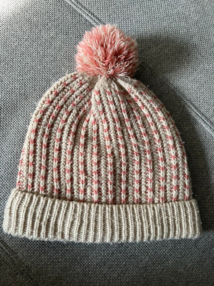 Bonnet à pompon beige et rose