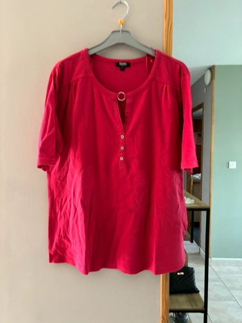 T shirt rose avec bouton et détail au décolleté