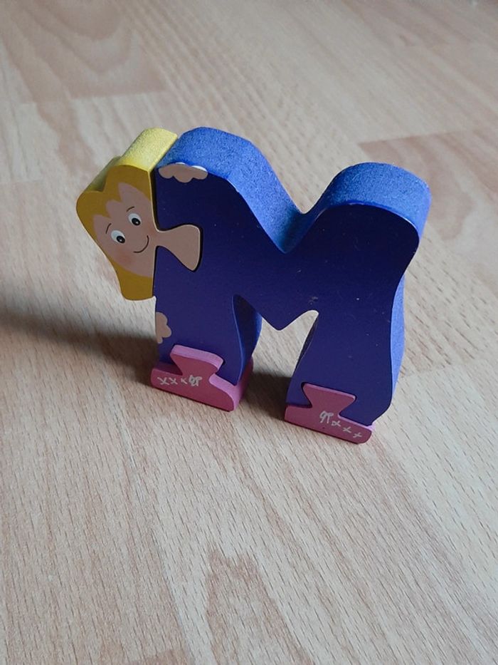 Décoration en bois en forme de lettre M - photo numéro 5