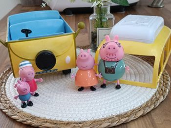 Grande voiture jaune Peppa Pig et sa famille de 4 personnages 