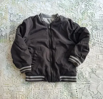 Blouson aviateur noir réversible - classique, chaud, coupe casual, en très bon état, taille 5/6 ans