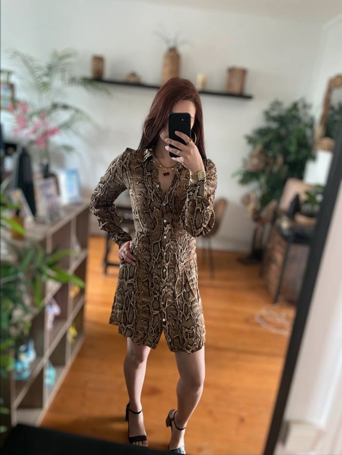 Robe chic sexy boutonnée fluide motif serpent python col chemise Mango