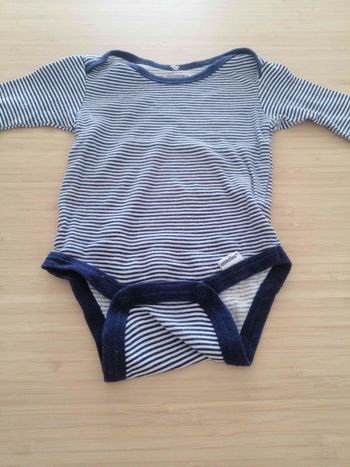 Body manches longues 3 mois. Très bon état.