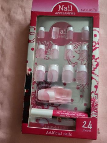 kit 24  faux ongles rose clair MONOPRIX AVEC COLLE