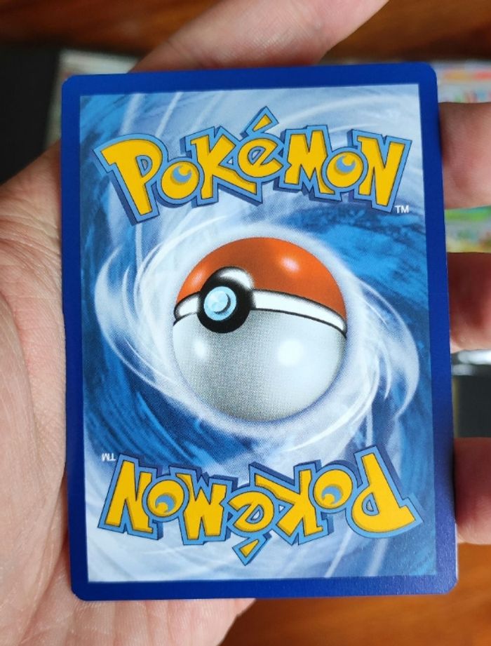 Collection cartes Pokemon ( 229 cartes sans doubles!) EV08.5 Évolution Prismatique - Lot classeur évoli + Pikachu gold 179 + Terapagos gold 180 + Full art (x7) + Promo Evoli ETB + Pokemon day +  10  pokeball + Evolition ex Stamp (X3) + ex + co/revers - photo numéro 2