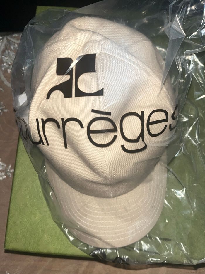 Casquette luxe neuve Courrèges avec étiquette - photo numéro 2