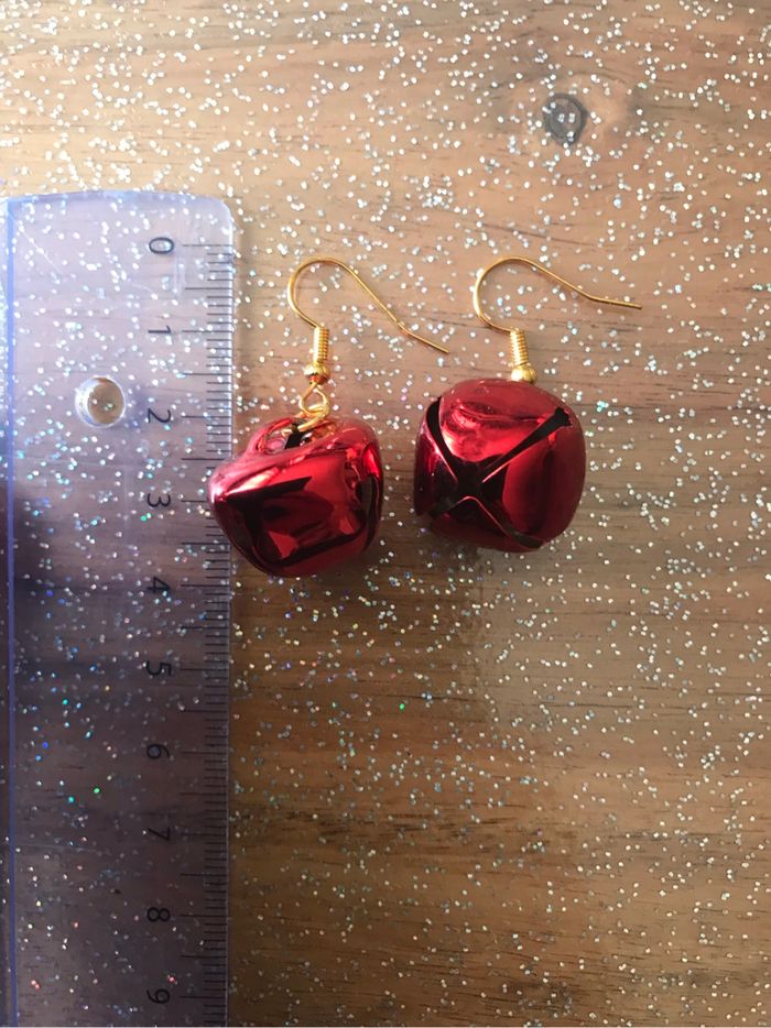 Boucles d’oreilles grelots rouge métallisé - photo numéro 2