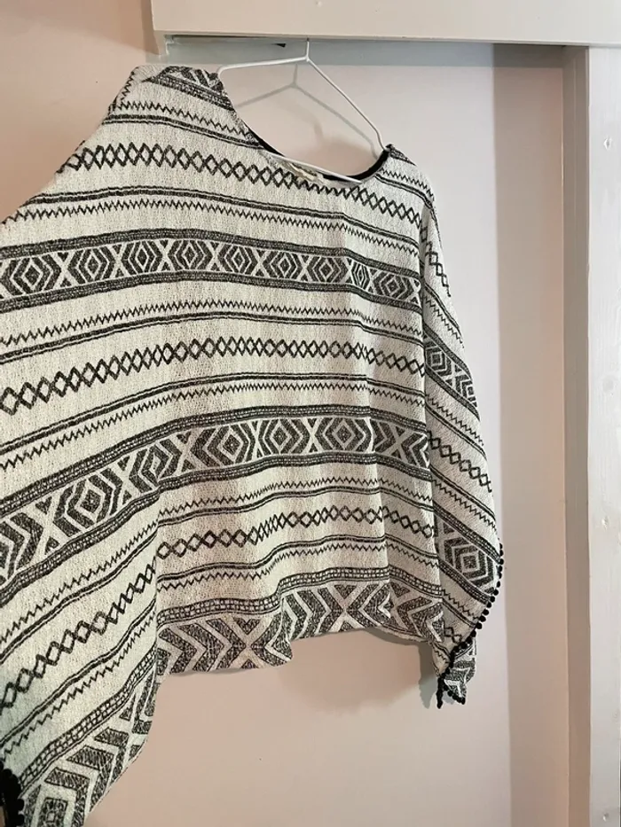 Jolie pull ponchon Grain de Malice taille S/M en excellent état - photo numéro 2
