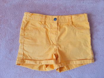 Short jaune moutarde en taille 6 ans, réglable à la taille.