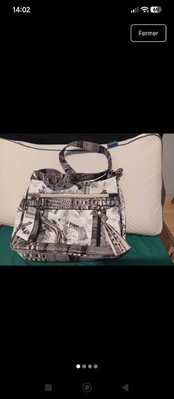 Un sac a main gris blanc