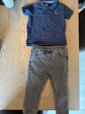 Polo bleu foncé et pantalon jean gris