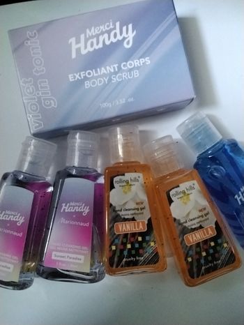 Gels mains nettoyante 5×30  ml +exfoliant corps body scrup enrichie en grain de noyaux d'abricot exfoliant et en huile  d'amande douce nourrissante  pour illimités  les  peaux mortes et retrouver  ume peau  plus douce et souple  100gr