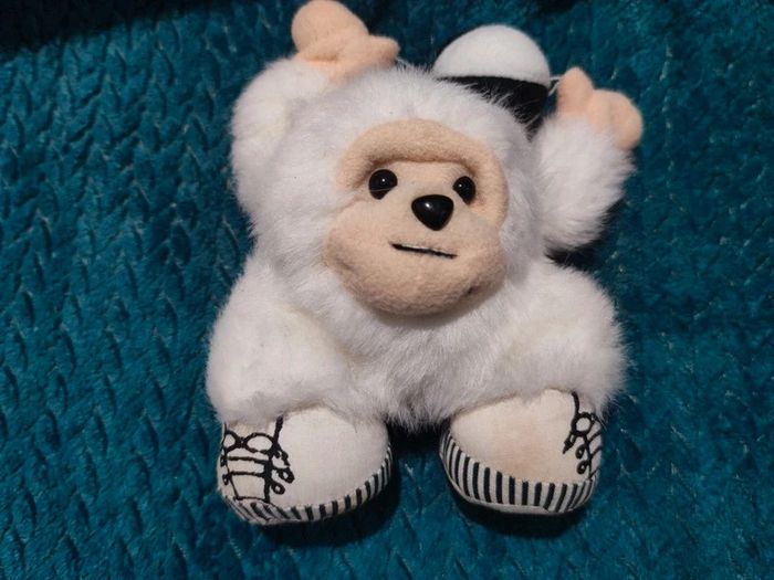 🌺 Peluche gorille blanc jouant avec un ballon - photo numéro 2