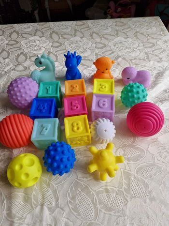 Lot ensemble de balles, cubes et animaux Infantino