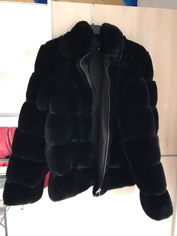 Veste Courte en Fausse Fourrure – Noire – Taille S (Neuve)