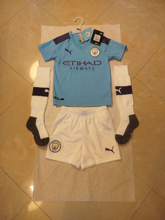 Tenue de foot Puma, équipe Manchester City taille 4/5  ans authentique neuf