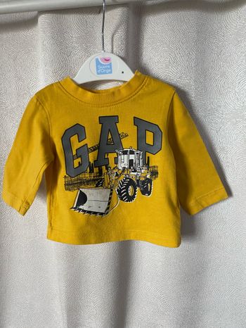 Superbe t-shirt ocre tractopelle baby Gap 0-3 mois