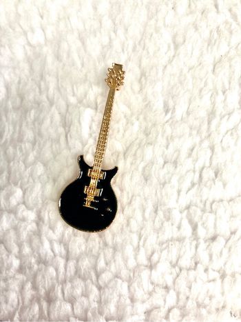 Jolie broche guitare noir
