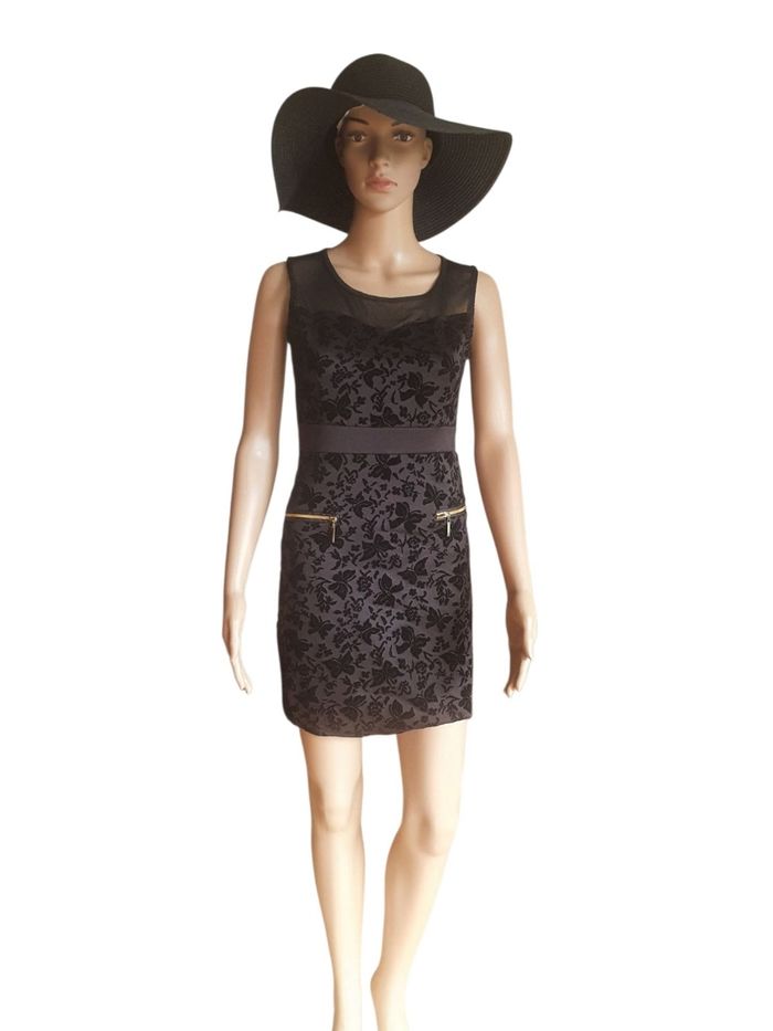 Petite Robe Noire de Soirée – Chic & Romantique – Made in Italy- Taille 38
- photo numéro 2