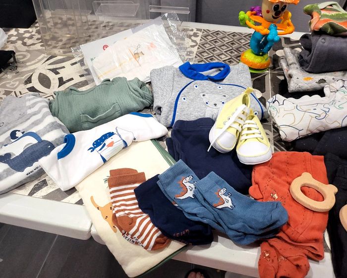 Ensemble obaibi à bretelles 6 mois , pantalon H&M 12 mois et Jean orchestra 3 mois et 28 cadeaux - photo numéro 3