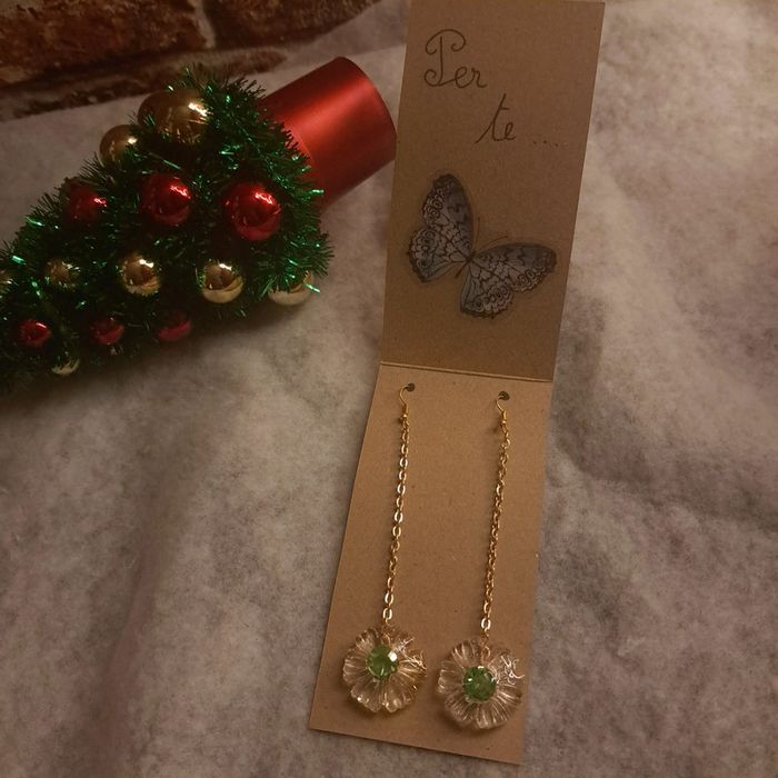 Boucles d'oreilles pendante en résine avec strass vert - photo numéro 2