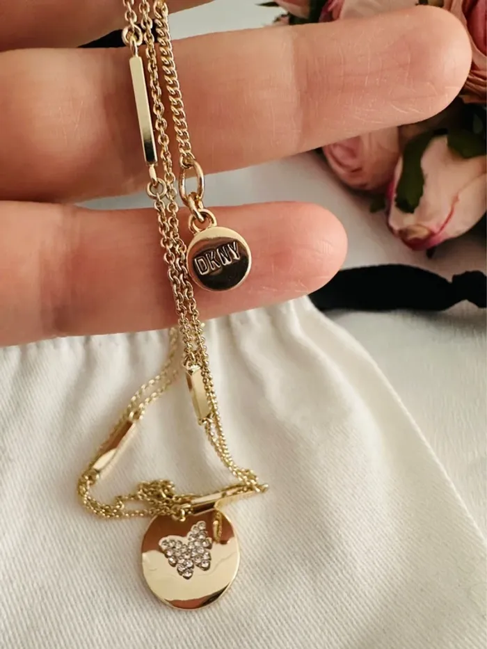 🦋Collier DKNY doré double rang médaillon papillon strass – authentique, neuf - photo numéro 4