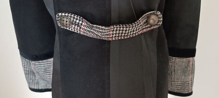 Manteau noir et carreaux. - photo numéro 3