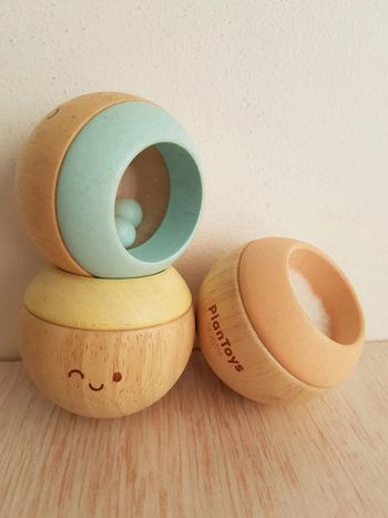 Têtes sensorielles culbuto pastel en bois de Plan toys