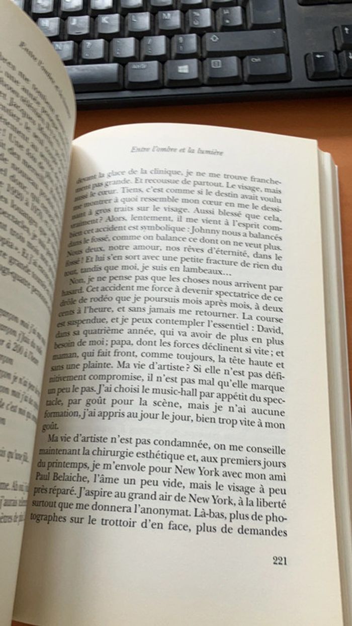 Livre. Entre l'ombre et la lumière. Sylvie Vartan. - photo numéro 3