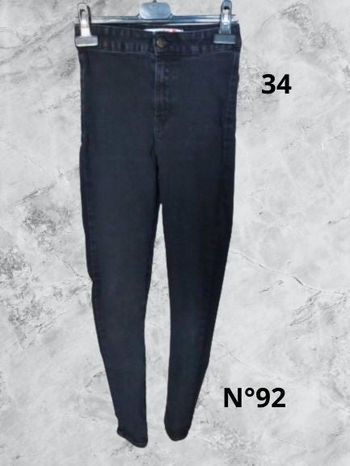 N°92 Jean noir T34. Jennyfer. Taille haute, coupe slim.